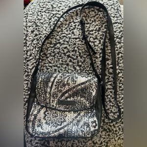 Vera Bradley crossbody shoulder bag. Excellent condition. Beautiful